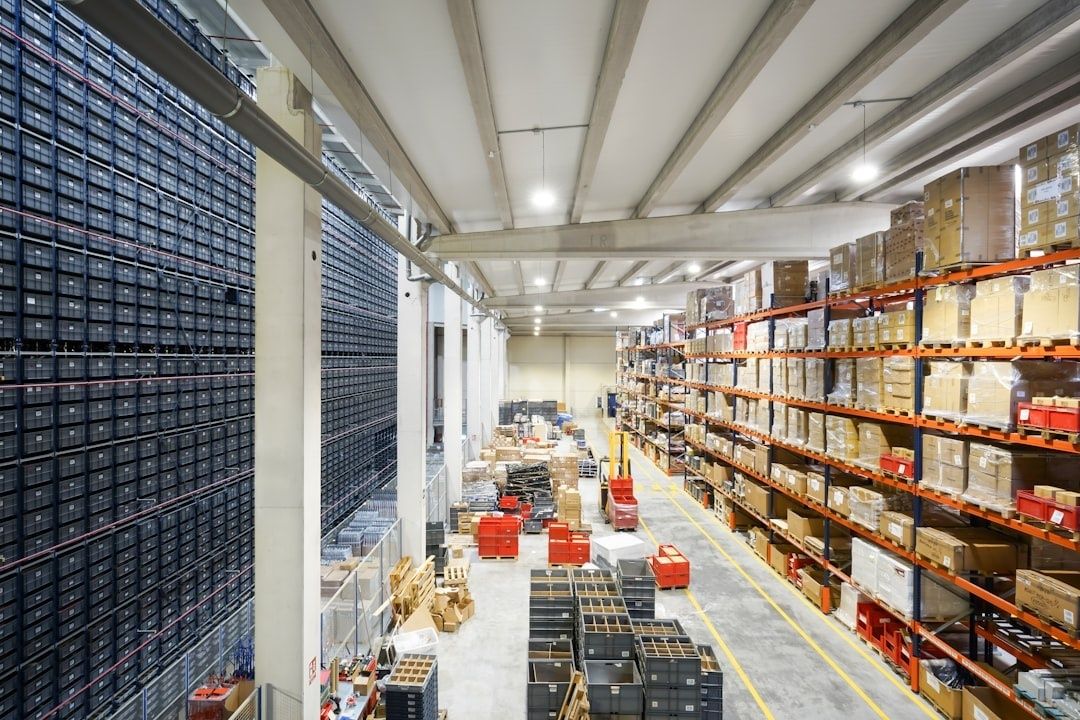 Industrilager med hyllor, komponentlådor och pallat material