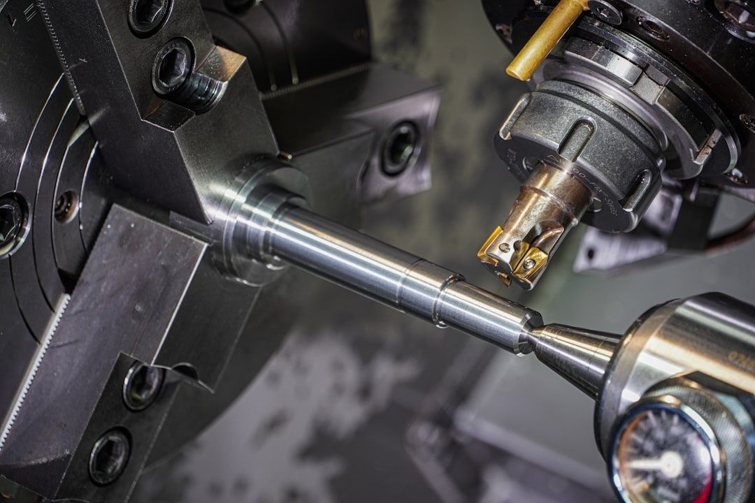 Närbild av CNC-svarv med skärverktyg och metallämne