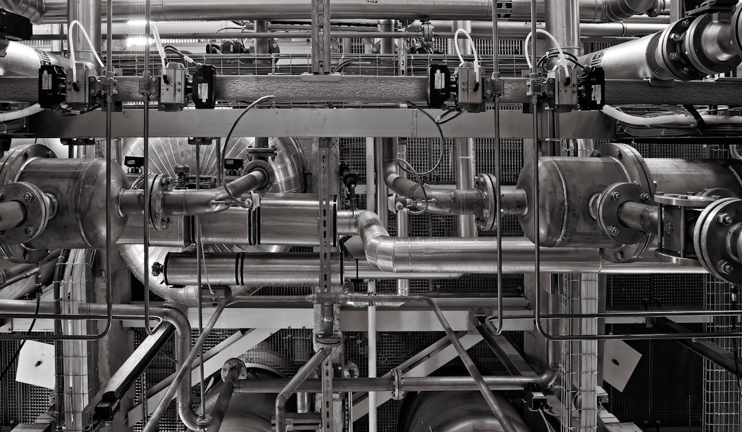 Industriellt rörsystem med ventiler, mätare och teknisk utrustning